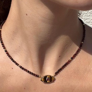 Vergulde ketting met tijgeroog | Ketting met tijgeroog en gereconstrueerde robijn | Bruine kralen choker, een perfect cadeau voor haar