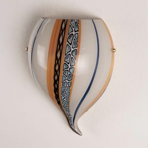 Witte wandlamp, vintage Murano armatuur met amberkleurige strepen | Italiaans glas | Archief verzamelobject