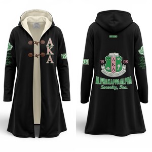 以下が含まれることがあります： ピンクと緑の「AKA」の文字が入った、トグル留めの黒いフード付きコート。コートの背面には、Alpha Kappa Alpha Sororityの紋章と「Alpha Kappa Alpha Sorority, Inc.」の文字が描かれています。