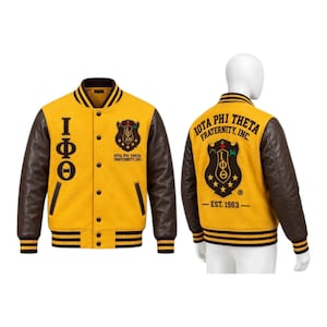 Könnte beinhalten: Eine gelbe Collegejacke mit braunen Lederärmeln und schwarz gestreiften Rippbündchen. Die Vorderseite zeigt die griechischen Buchstaben Iota Phi Theta und ein Wappen. Die Rückseite zeigt den Text Iota Phi Theta Fraternity, Inc., ein Wappen und Est. 1963.