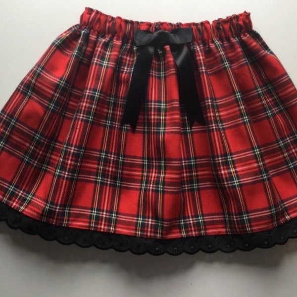 Jupe tartan faite à la main avec garniture en dentelle Broderie Anglaise en coton idéale pour le jour de Noël ou les fêtes