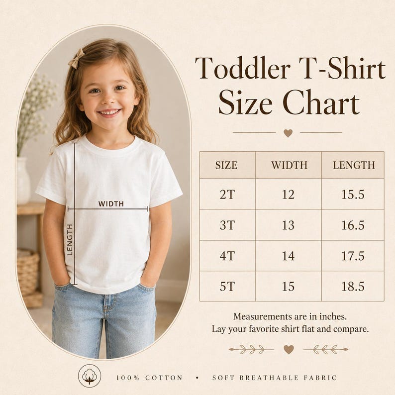 K&ouml;nnte beinhalten: Eine Gr&ouml;&szlig;entabelle f&uuml;r Kleinkind-T-Shirts mit einem wei&szlig;en T-Shirt und Linien f&uuml;r Breiten- und L&auml;ngenma&szlig;e. Die Tabelle listet die Gr&ouml;&szlig;en 2T bis 5T mit den Ma&szlig;en in Zoll auf. Der Text enth&auml;lt 100% Baumwolle und weichen, atmungsaktiven Stoff.