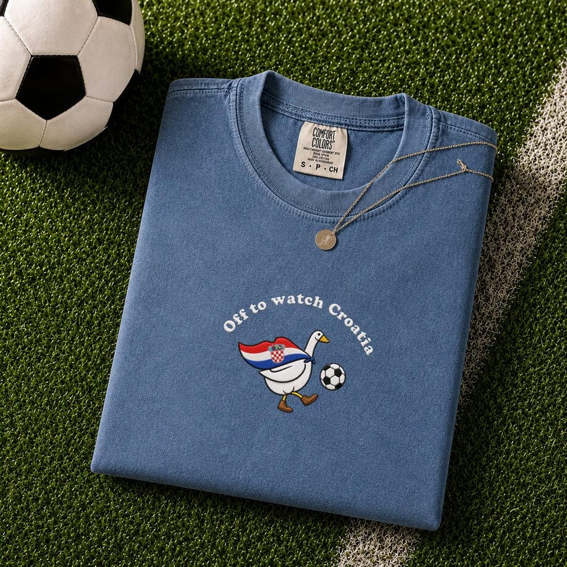 Kroatien Fußball-Shirt, gesticktes Fußball-Gans-Komfort-Farben-T-Stück, lustiges kroatisches Fan-Geschenk, Fußball 2026 Spieltag-Shirt Bild 1