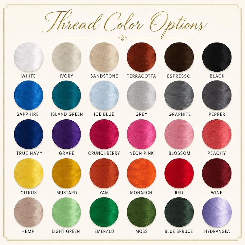 K&ouml;nnte beinhalten: Eine Farbkarte mit dem Titel Thread Color Options zeigt drei&szlig;ig kreisf&ouml;rmige Stickgarnmuster in verschiedenen Farbt&ouml;nen, darunter Wei&szlig;, Elfenbein, Sandstein, Terrakotta, Espresso, Schwarz, Saphir, Inselgr&uuml;n, Eisblau, Grau, Graphit, Pfeffer, Marineblau, Traube, Crunchberry, Neonpink, Bl&uuml;te, Pfirsich, Zitrus, Senf, Yamswurzel, Monarch, Rot, Wein, Hanf, Hellgr&uuml;n, Smaragd, Moos, Blaufichte und Hortensie.