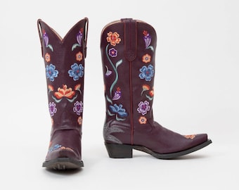 Botas vaqueras bordadas con flores silvestres