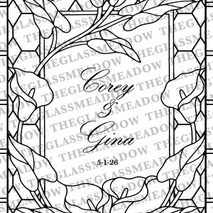 Puede incluir: Una ilustraci&oacute;n de arte lineal en blanco y negro que presenta un marco rectangular con un patr&oacute;n de rejilla hexagonal. Flores y hojas de cala rodean un &aacute;rea central que contiene el texto Corey & Gina y la fecha 5-1-26 en cursiva.