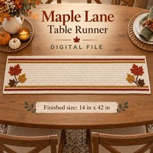 Può includere: Un runner da tavola rettangolare all'uncinetto color crema con strisce orizzontali rosse, arancioni e marroni, decorato con foglie d'acero applicate alle estremità. Il testo recita Maple Lane Table Runner DIGITAL FILE e Finished size: 14 in x 42 in.