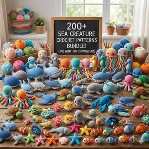 Op de afbeelding: Een verzameling handgemaakte gehaakte zeedieren, waaronder walvissen, haaien en octopussen, tentoongesteld op een houten tafel. Een schoolbord toont "200+ Sea Creature Crochet Patterns Bundle!" met wol en haaknaalden op de achtergrond.