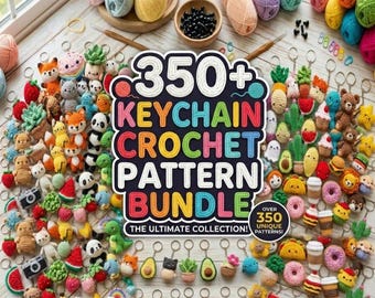 Könnte beinhalten: Eine Ansammlung farbenfroher, handgefertigter Häkel-Schlüsselanhänger, darunter Tiere, Lebensmittel und Pflanzen, angeordnet um ein Schild mit der Aufschrift "350+ KEYCHAIN CROCHET PATTERN BUNDLE". Das Bild zeigt auch Garn, Häkelnadeln und Perlen.
