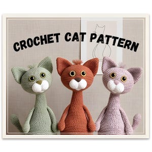Op de afbeelding: Drie gehaakte kattenfiguren in groen, oranje en paars. Elke kat heeft grote, ronde ogen, een witte snuit en een pluk haar op zijn hoofd. De tekst "CROCHET CAT PATTERN" wordt boven de katten weergegeven.