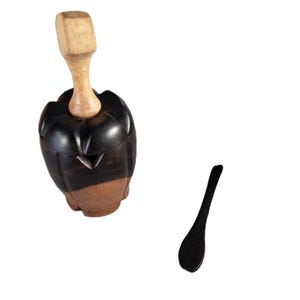 Pequeno pote de madeira torneada para especiarias, 12 cm, caixa de lata vintage com tampa, porta-joias com estampa gráfica, decoração de cozinha rústica e elegante.