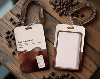 Portatarjetas de identificación con diseño de café americano helado, funda retráctil para credenciales y correa de muñeca en espiral.