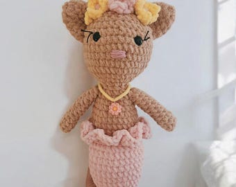 Muñeca gatita de ganchillo hecha a mano: sirena rosa con diadema y collar de flores – Peluche Coastal Cottage