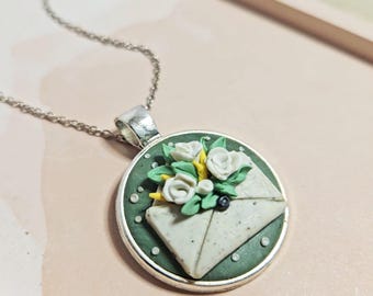 Collar colgante de polímero esculpido a mano - Notas florales