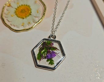 Collar de resina prensada con flores silvestres