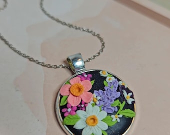 Collar colgante de polímero esculpido a mano - Flores de verano