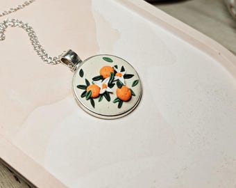 Collar colgante de polímero esculpido a mano - flores de naranja