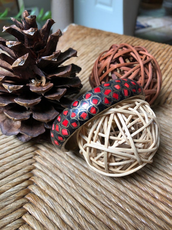 Brass and inlaid coral cloisonne bracelet - image 3