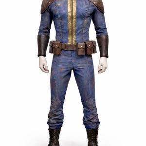 Könnte beinhalten: Blauer Overall mit braunen Lederakzenten, Schulterpolstern und einem Gürtel mit Taschen. Der Overall hat einen goldenen Reißverschluss und wird mit dunkelbraunen Kampfstiefeln kombiniert. Das Outfit wird auf einer Schaufensterpuppe präsentiert.