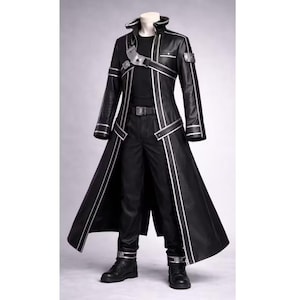 Può includere: Costume cosplay nero con un lungo cappotto con finiture argentate, pantaloni abbinati e stivali. Il cappotto ha un colletto alto e una fascia a tracolla. L'outfit è esposto su un manichino.
