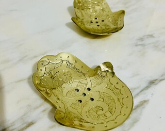 Jabonera de latón sin lacar grabada a mano, soporte para jabón Hamsa con desagüe, accesorio de baño de latón macizo, jabonera vintage hecha a mano