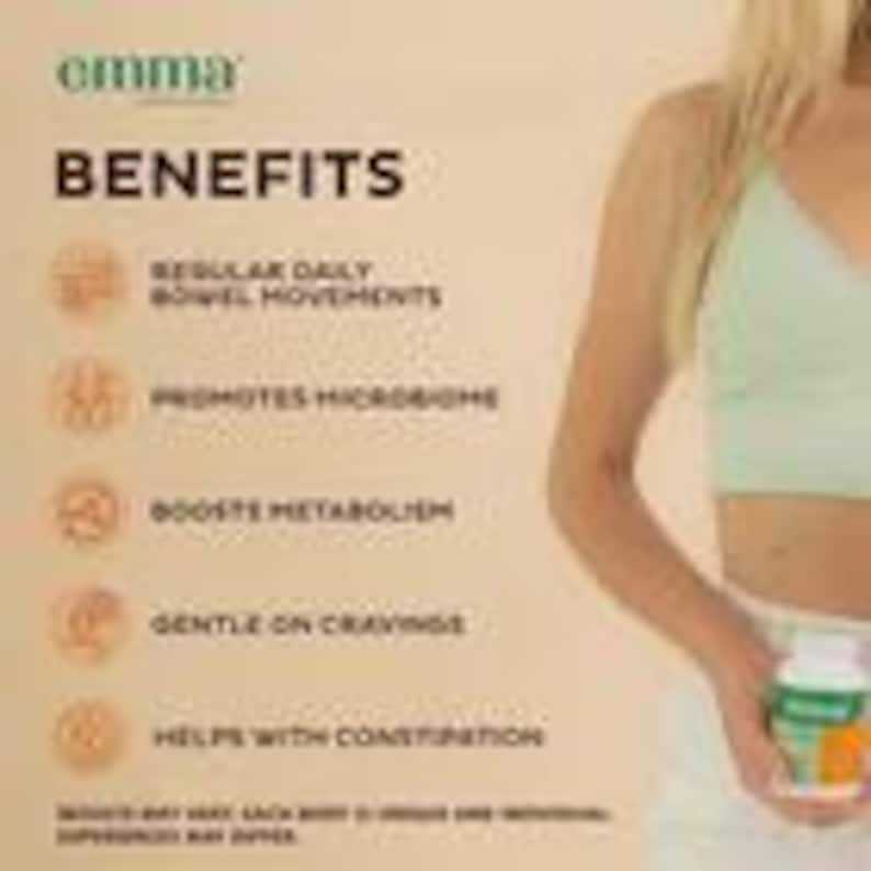 Puede incluir: Una etiqueta de producto con la marca "omma" y la palabra "BENEFITS" en letras grandes y en negrita. La etiqueta enumera los beneficios, incluyendo movimientos intestinales regulares, promueve el microbioma, aumenta el metabolismo, suave con los antojos y ayuda con el estre&ntilde;imiento.