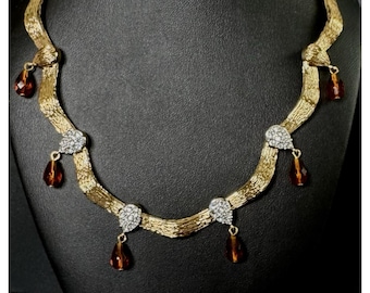 Collana Nolan Miller color oro con gocce di cristallo e topazio ambrato, stile vintage.