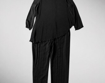 Ensemble vintage LIHLI noir 2 pièces : pantalon, haut plissé asymétrique et imprimé floral transparent.