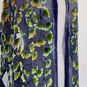 シルクのイチョウまたはイチョウの葉のバーンアウトベルベット大判スカーフまたはショール、手描き、洗濯可能