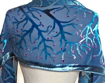 Ausbrenner-Samtschal, handgefärbte blaue Seiden-Chiffon-Unterlage mit handgemaltem Muster von Regentropfen auf Zweigen. Geschenk für Mama oder Oma