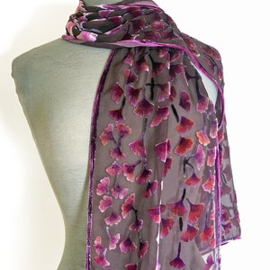 Ausbrenner Seidensamt Handbemalt Gingko Blätter in Herbstfarben, Länglich, Waschbar, 13 "x 60" Geschenk für Mama oder Oma