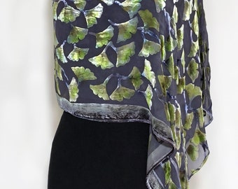 Poncho de terciopelo con estampado de hojas de ginkgo en color negro, talla única, lavable.