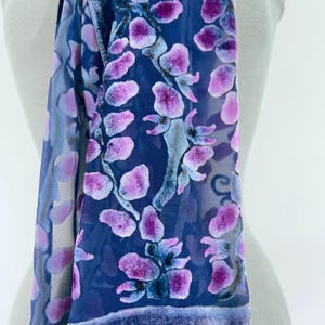 Handbemalter Seidenschal, Ausbrenner Samtschal, Handgefärbt, Weiden in Lila