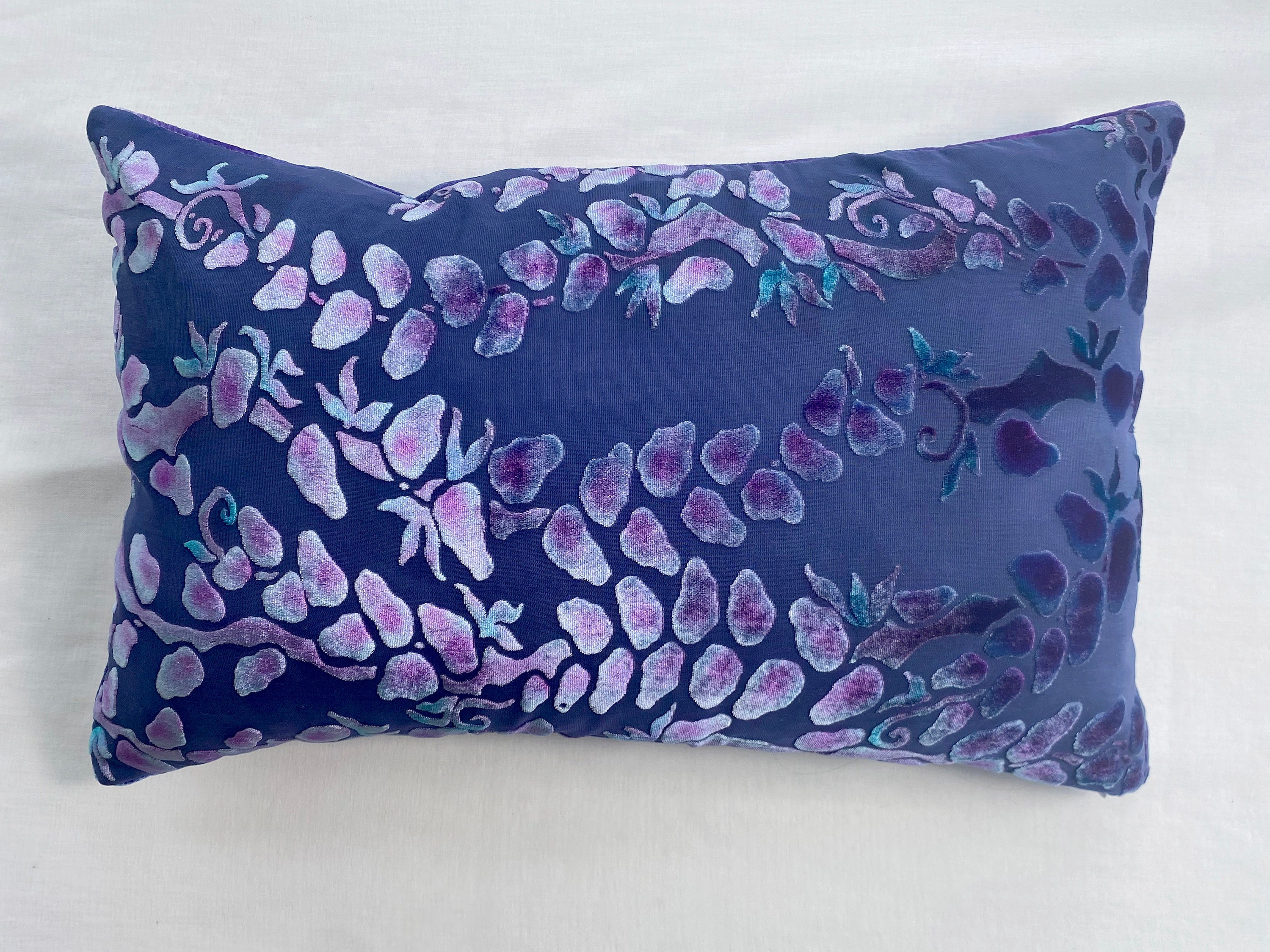 Burnout fluwelen boho Uniek handgeschilderd accentkussen in stoffig paars met ombré-achterkant. Luxe zijdefluweel. Wasbaar. 12" x 20"