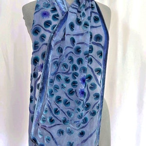 Handbemalter Seidensamt Schal grau gefärbt mit Seerosen, Seerosenblätter