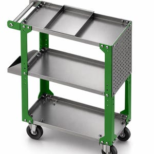 Puede incluir: Un carro utilitario de tres niveles con marco verde y estantes de acero inoxidable. El carro tiene un asa, un panel lateral perforado y cuatro ruedas negras. Los estantes son rectangulares y el carro está diseñado para almacenamiento y transporte.