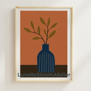Op de afbeelding: Een ingelijste muurkunstprint met een donkerblauwe vaas met verticale witte strepen die een tak met groene bladeren bevat tegen een effen gebrande oranje achtergrond. De tekst LunelleBloomAtelier is onderaan in het donkerblauw gedrukt.