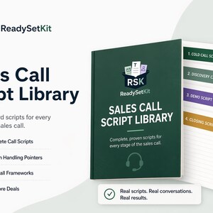 Puede incluir: Imagen de un libro verde oscuro titulado "Sales Call Script Library" con el logotipo de ReadySetKit. La imagen incluye cuatro tarjetas de guion y iconos para guiones de llamadas, manejo de objeciones, marcos y cierre de tratos. El texto dice "Guiones reales. Conversaciones reales. Resultados reales."