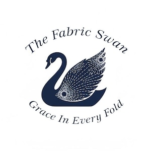 Może przedstawiać: Ciemnoniebieskie logo przedstawiające stylizowanego łabędzia z motywem promieni słonecznych na skrzydle. Tekst The Fabric Swan jest wygięty w łuk nad łabędziem, a fraza Grace In Every Fold pod nim, wszystko na jednolitym białym tle.
