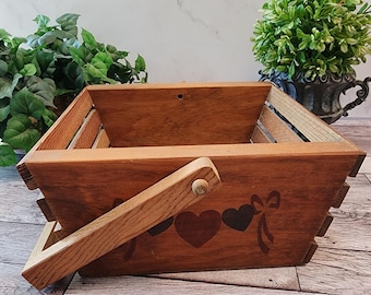 Cesta de madera vintage con forma de corazón y lazo