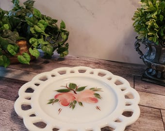 Plato antiguo de vidrio opalino Anchor Hocking con rosas rosas pintadas a mano.