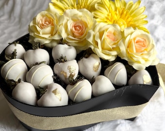 Fresas de lujo cubiertas de chocolate con flores, caja de regalo de fresas con chocolate blanco, elegante caja en forma de corazón, regalo para el Día de la Madre.
