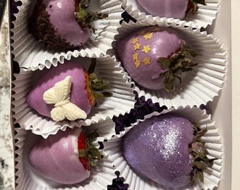 Luxe met paarse chocolade bedekte aardbeien