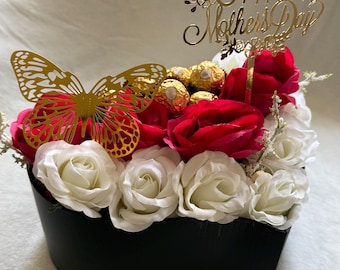 Caja de flores de lujo para el Día de la Madre con fresas cubiertas de chocolate y Ferrero Rocher / Rosas rojas Rosas blancas Caja con mariposa dorada en forma de corazón
