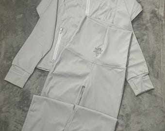 Conjunto deportivo gris