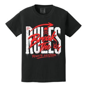 Może przedstawiać: Czarny t-shirt z krótkim rękawem z nadrukiem graficznym zawierającym biały, postarzany napis "RULES" oraz czerwony napis "Break The" z ikoną czaszki i piszczeli, koroną oraz tekstem "MAKE HISTORY" i "REWRITE EVERYTHING."