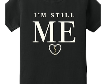 Maglietta "I'm Still Me", maglietta motivazionale per donne, maglietta sulla salute mentale, maglietta sull'amor proprio, maglietta sulla crescita e la guarigione, maglietta grafica minimalista, idea regalo