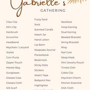 Puede incluir: Un letrero informativo beige titulado Gabrielle's Gathering con un gr&aacute;fico de hoja de palma marr&oacute;n. El texto enumera varios art&iacute;culos, incluyendo pinzas para el cabello, cepillos, calcetines, velas, collares, anillos y otros accesorios en tres columnas.