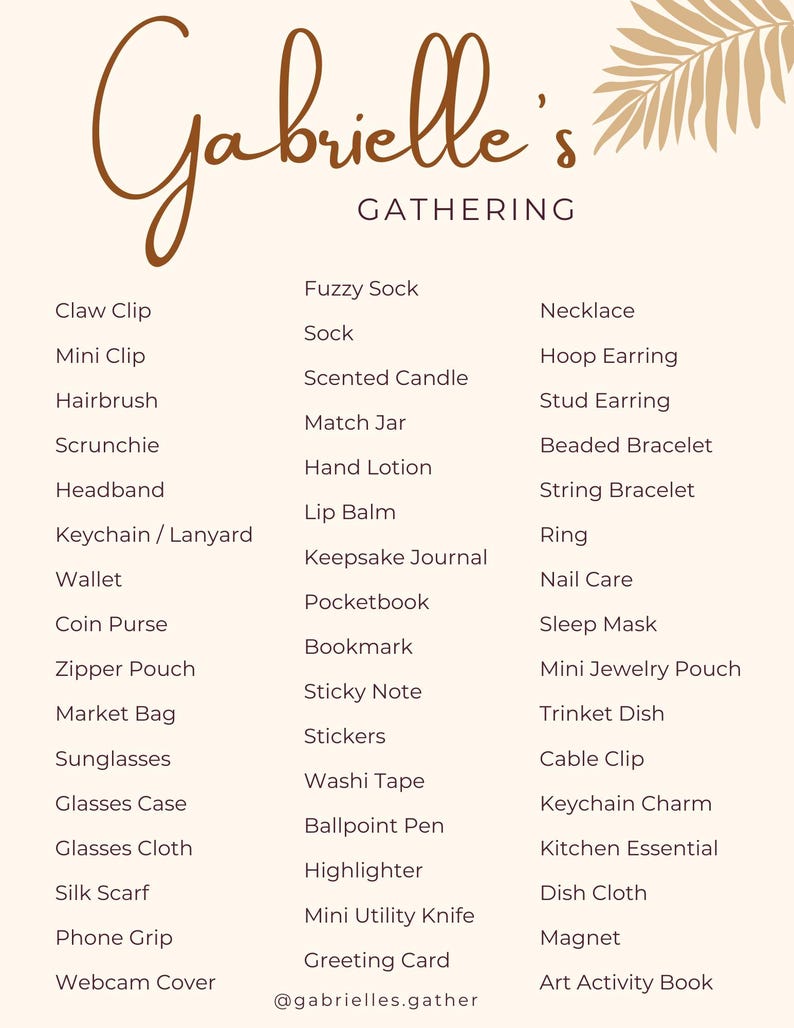 Puede incluir: Un letrero informativo beige titulado Gabrielle's Gathering con un gr&aacute;fico de hoja de palma marr&oacute;n. El texto enumera varios art&iacute;culos, incluyendo pinzas para el cabello, cepillos, calcetines, velas, collares, anillos y otros accesorios en tres columnas.