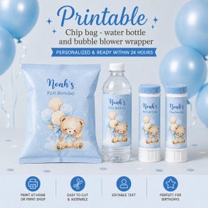Op de afbeelding: Een set lichtblauwe feestartikelen, waaronder een chipzak, waterfles en bellenblaasverpakkingen, met een teddybeer- en ballondesign. De tekst "Noah's First Birthday" is zichtbaar. De afbeelding bevat ook de tekst "Printable".